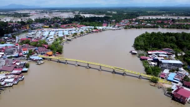Vista Aérea Volar Sobre Puente Peatonal Amarillo Ciudad Kuala Kurau — Vídeos de Stock