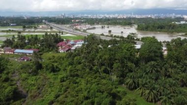 Kırsal bölge yakınlarındaki Butterworth Kulim Otoyolu 'na doğru uçuyor.