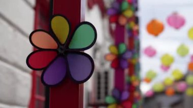 Sokakta fener arkaplanı olan hızlı yel değirmeni