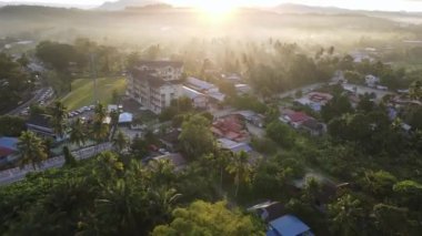 Gün doğumunda Malays Kampung 'daki hava manzaralı küçük köy