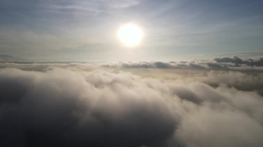 Gün doğumunda hava bulutun üzerinde kayıyor.