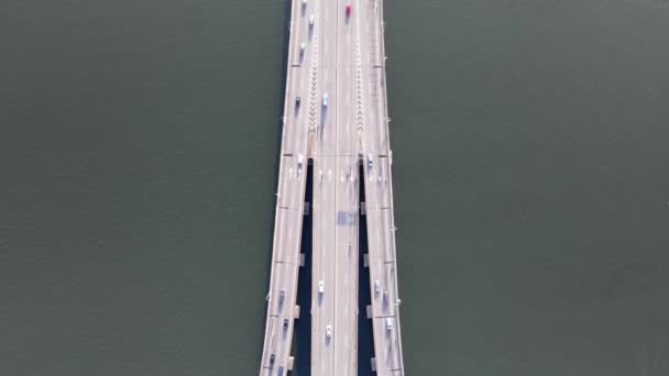 Spójrz Dół Ruch Samochodów Moście Penang Przez Morze — Wideo stockowe