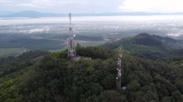 Vista Aérea Torre Telecomunicações Topo Colina — Vídeo de Stock