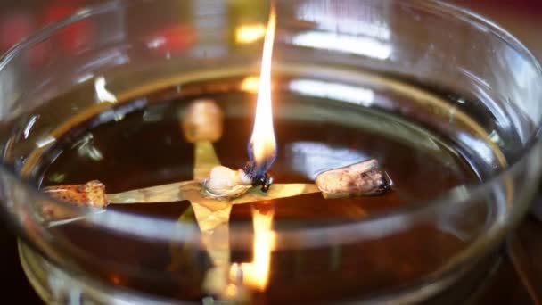 Close Widok Płonącej Lampy Olejowej Chińskiej Świątyni — Wideo stockowe