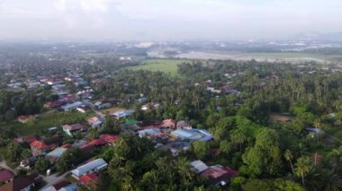 Çeltik tarlasının yakınındaki Malezya köyünün üzerinde hava manzarası var.