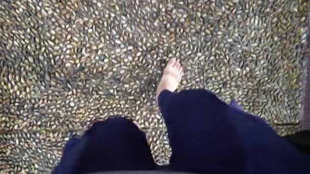 Pov Top View Πόδι Πόδια Στο Μασάζ Πέτρα Στο Πάρκο — Αρχείο Βίντεο