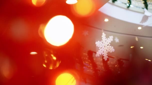 赤の前景と白の雪の結晶の装飾に焦点を当てる主導光 — ストック動画