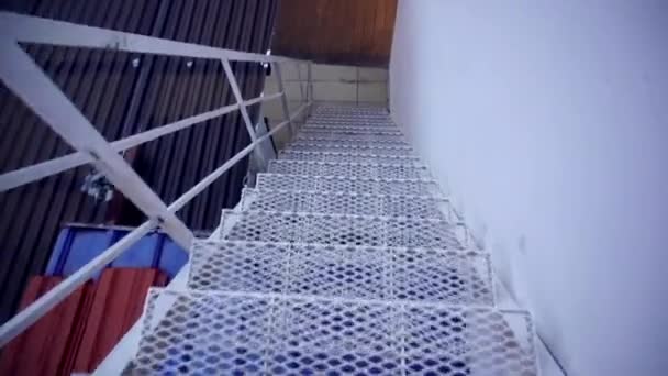 慢慢地走下白色的钢梯 — 图库视频影像