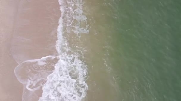 空中俯瞰清澈清澈的海浪冲刷着白沙 — 图库视频影像
