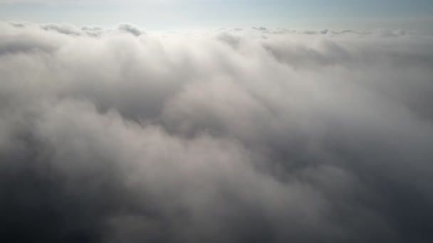 Vuelo Aéreo Hacia Nube Espesa Mañana Brumosa Mañana — Vídeos de Stock