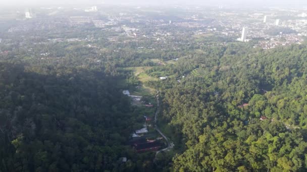 Jour Brouillard Mouche Aérienne Près Village Logements Résidentiels Près Forêt — Video