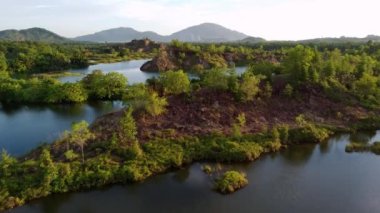 Terk edilmiş maden alanının üzerinde suyla uçan bir uçak.,