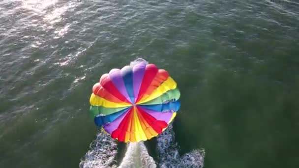 Gleitschirmfliegen Aus Der Luft Zur Vorbereitung Auf Die Landung — Stockvideo