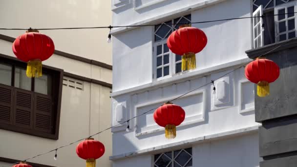 日中の建物の屋外での赤い提灯の装飾 — ストック動画