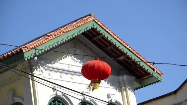 Czerwony Chiński Latarnia Noworoczna Urządzone Pobliżu Budynku Stylu Islamskim — Wideo stockowe