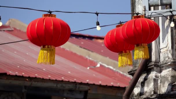 Lanterna Ano Novo Chinês Vermelho Com Fundo Telhado — Vídeo de Stock
