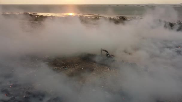 연기가 나오는 매립지에서 화재가 발굴자 — 비디오