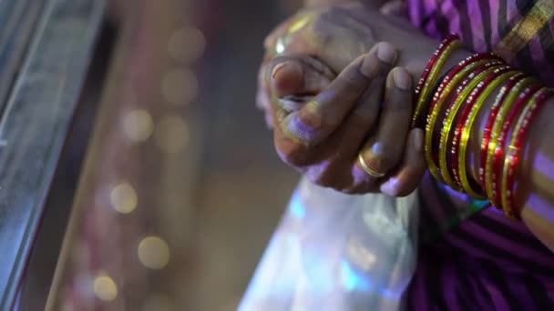 Naht Die Hand Einer Indischen Mädchenhand Mit Einem Schmuckarmband Flackerndes — Stockvideo