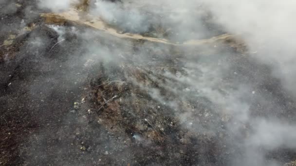 上から下の景色埋立地の火災時の水ノズルスプレー煙 — ストック動画
