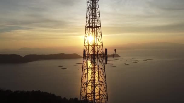 日没時の空中上昇シルエット通信タワー — ストック動画