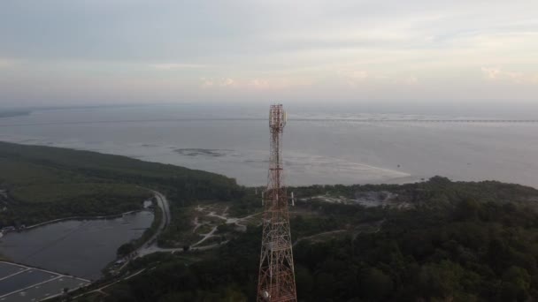 マレーシアの農村部の空中ビュー通信塔 — ストック動画