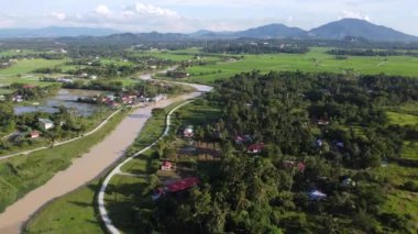 Çiftlik yakınlarında Sungai Kulim üzerinde uçan bir hava aracı.