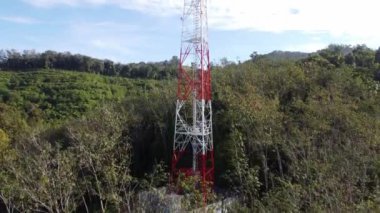 Telekomünikasyon kulesi tepenin yamacına yakın.