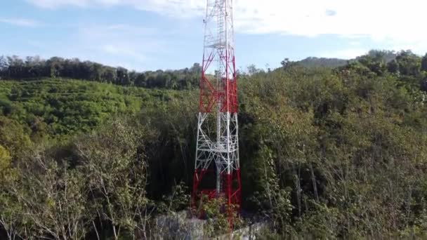 Vista Ascendente Aérea Torre Telecomunicações Perto Lado Colina — Vídeo de Stock