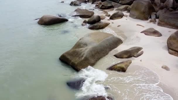 Onda Água Mar Suave Atingiu Rocha Costa Mar — Vídeo de Stock