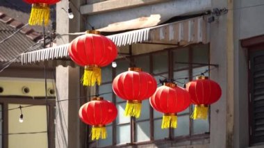 Evin dışındaki kırmızı fener dekorasyonu.