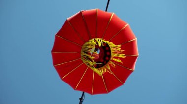 Mavi güneşli bir günde, alttan kırmızı fenere bakın.