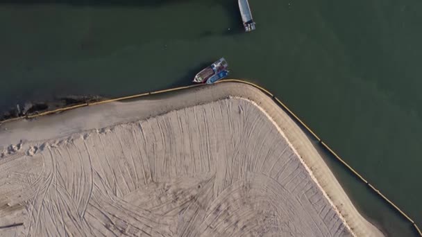 空中景观填海造地靠近木桥渔民码头 — 图库视频影像
