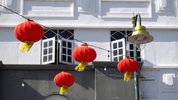 Китайский Новогодний Фонарь Рядом Уличной Лампой — стоковое видео