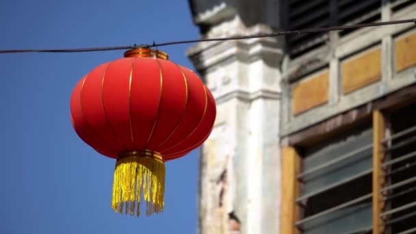 Rote Chinesische Neujahrslaterne Der Nähe Fett Gebäude Fenster Blauem Himmel — Stockvideo
