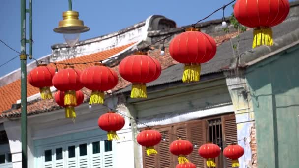 Κόκκινο Κινέζικο Νέο Έτος Φανάρι Στο Εξωτερικό Του Παλιού Κτιρίου — Αρχείο Βίντεο