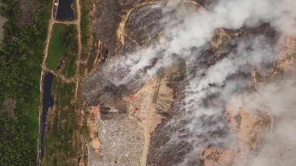Drónkép Tűzről Szeméttelepen Történik — Stock videók
