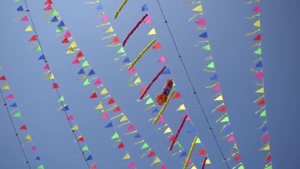 在庙宇里看到五彩缤纷的印度国旗装饰 — 图库视频影像