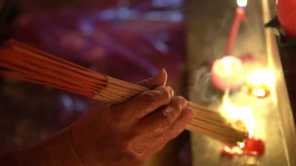 Sluit Een Senior Hand Houden Chinese Wierook Branden Met Kaars — Stockvideo