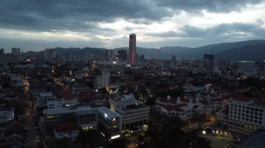 Georgetown, Penang, Malezya - 12 Ocak 2021: Geceleri KOMTAR kulesi