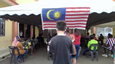 Batu Kawan, Penang, Malezya - Ekim 02 2021: Malezyalı gençler COVID aşı merkezinde iğne için bekliyorlar