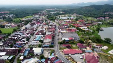 Serdang, Kedah, Malezya - Kasım 02 2021: Serdang göl kenarındaki hava manzaralı kasaba
