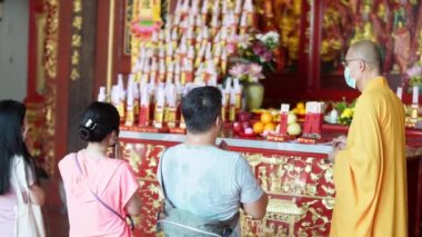 Georgetown, Penang, Malezya - 19 Kasım 2021: Çinli keşiş, Merhamet Tapınağı Tanrıçası 'nda ilahiler söylüyor ve kutsuyor