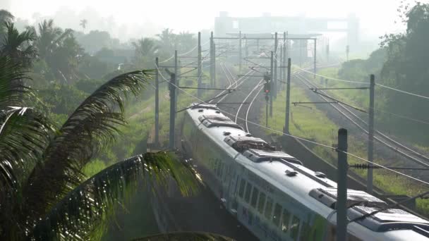 マレーシアのペナン州ブキット メルタジャム 2021年11月7日 霧の朝に駅への電車サービス移動 — ストック動画