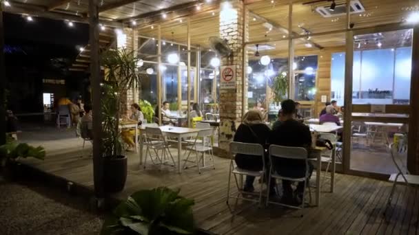 Georgetown Penang Malaysia Desember 2021 Orang Makan Malam Dengan Keluarga — Stok Video