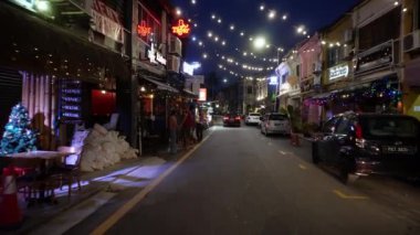Georgetown, Penang, Malezya - 12 Aralık 2021: İnsanların gece hayatı Love Lane 'deki restoranda akşam yemeği yiyor