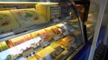 Georgetown, Penang, Malezya - 26 Aralık 2021: Kabinde farklı türde Japon Royce çikolatası ve kurabiyesi