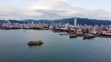 Georgetown, Penang, Malezya - 30 Aralık 2021: Gökyüzü manzaralı sarı roro feribot Jetty Pangkalan Raja Tun Uda