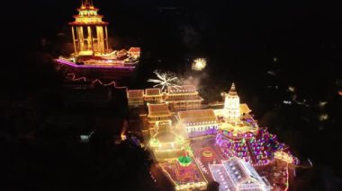 Georgetown, Penang, Malezya - 28 Ocak 2022: Geceleri havai fişek gösterisiyle Kek Lok Si Tapınağı