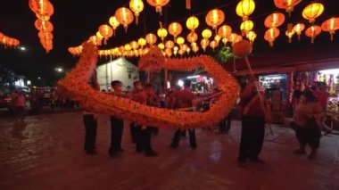 Georgetown, Penang, Malezya - 31 Ocak 2022: Tapınakta kırmızı fenerle ejderha dansı gösterisi