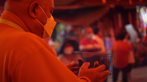 Georgetown Penang Malásia Janeiro 2022 Monge Chinês Cantando Antes Soltar — Vídeo de Stock